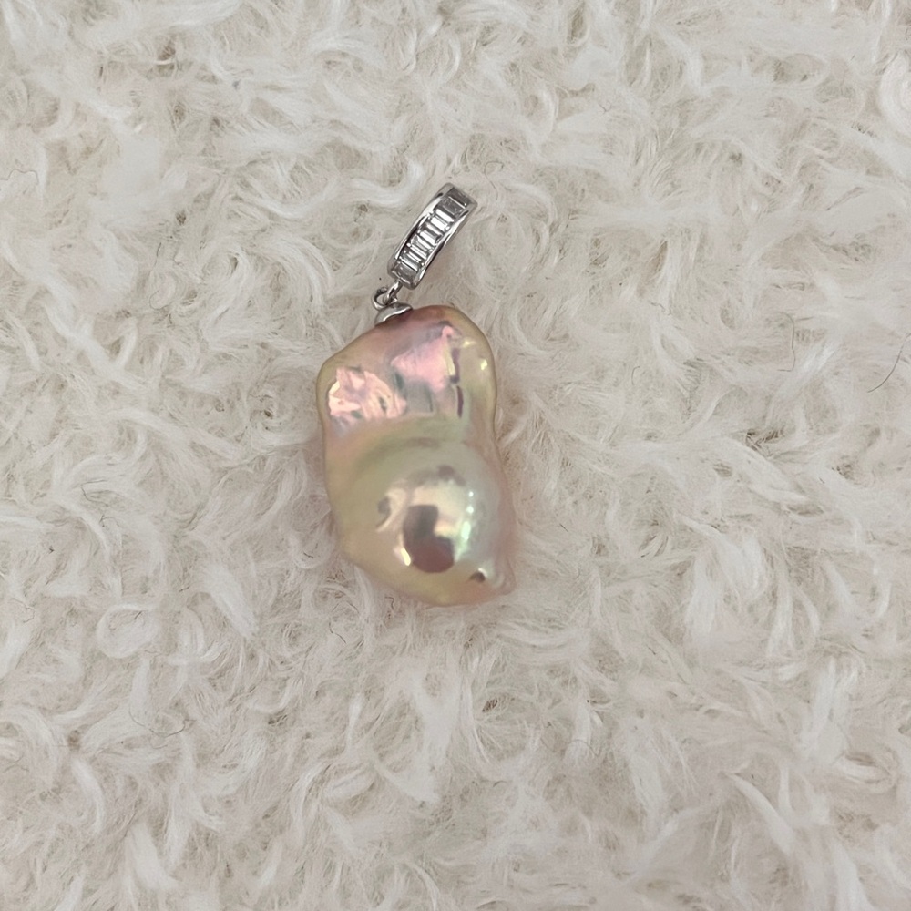 Elegant Pearl Pendant in Iridescent Hues